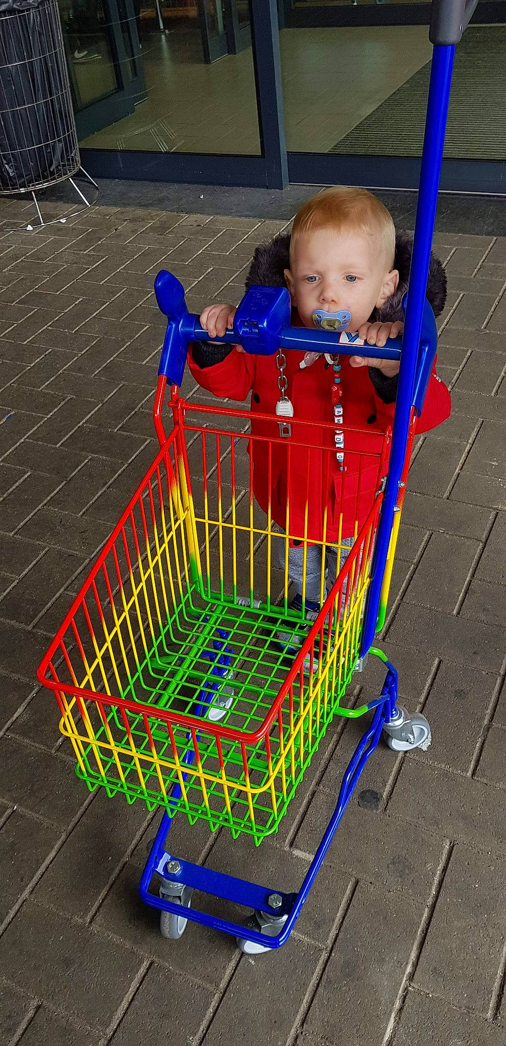 Amadéo a rejoint le concours — aidez-le/la à gagner de superbes lots ! baby_products, child, fun, leisure, outdoor_play_equipment, person, play, playground, product, public_space, recreation, shopping_cart, toddler, toy