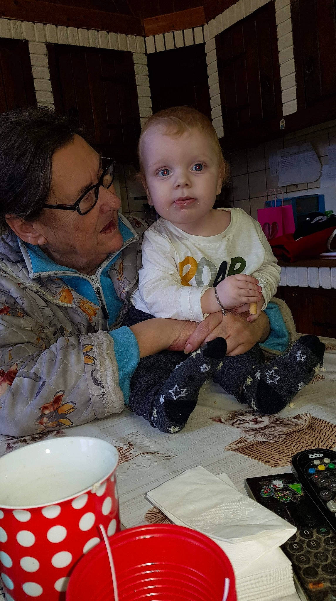 Théo participe au concours pour gagner de l'argent avec cette photo : child, eating, fun, girl, infant, person, product, sitting, skin, smile, toddler