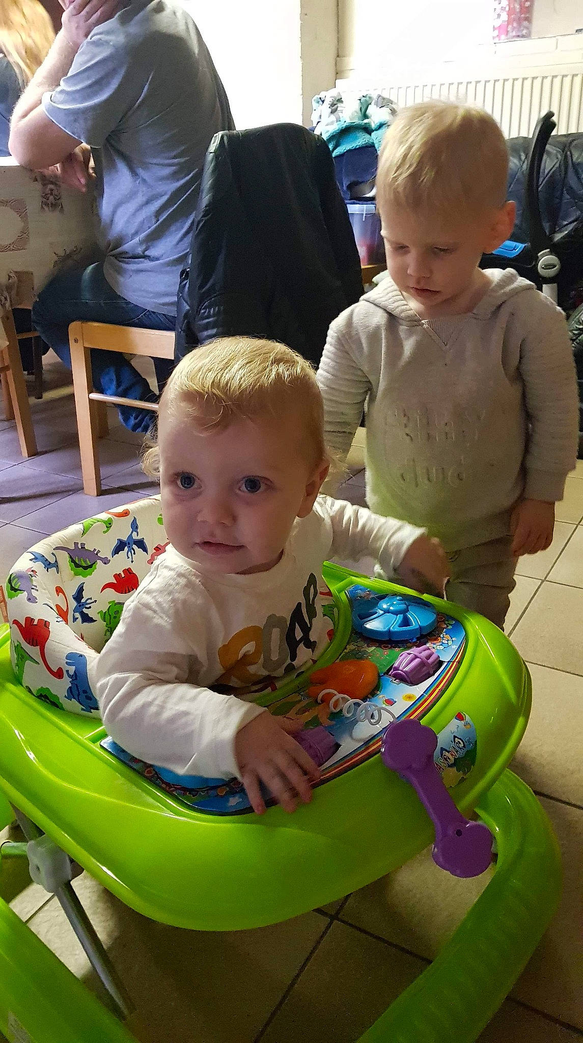 Théo participe au concours pour gagner de l'argent avec cette photo : baby_carriage, baby_products, child, day, fun, infant, leisure, person, play, product, sitting, toddler, toy