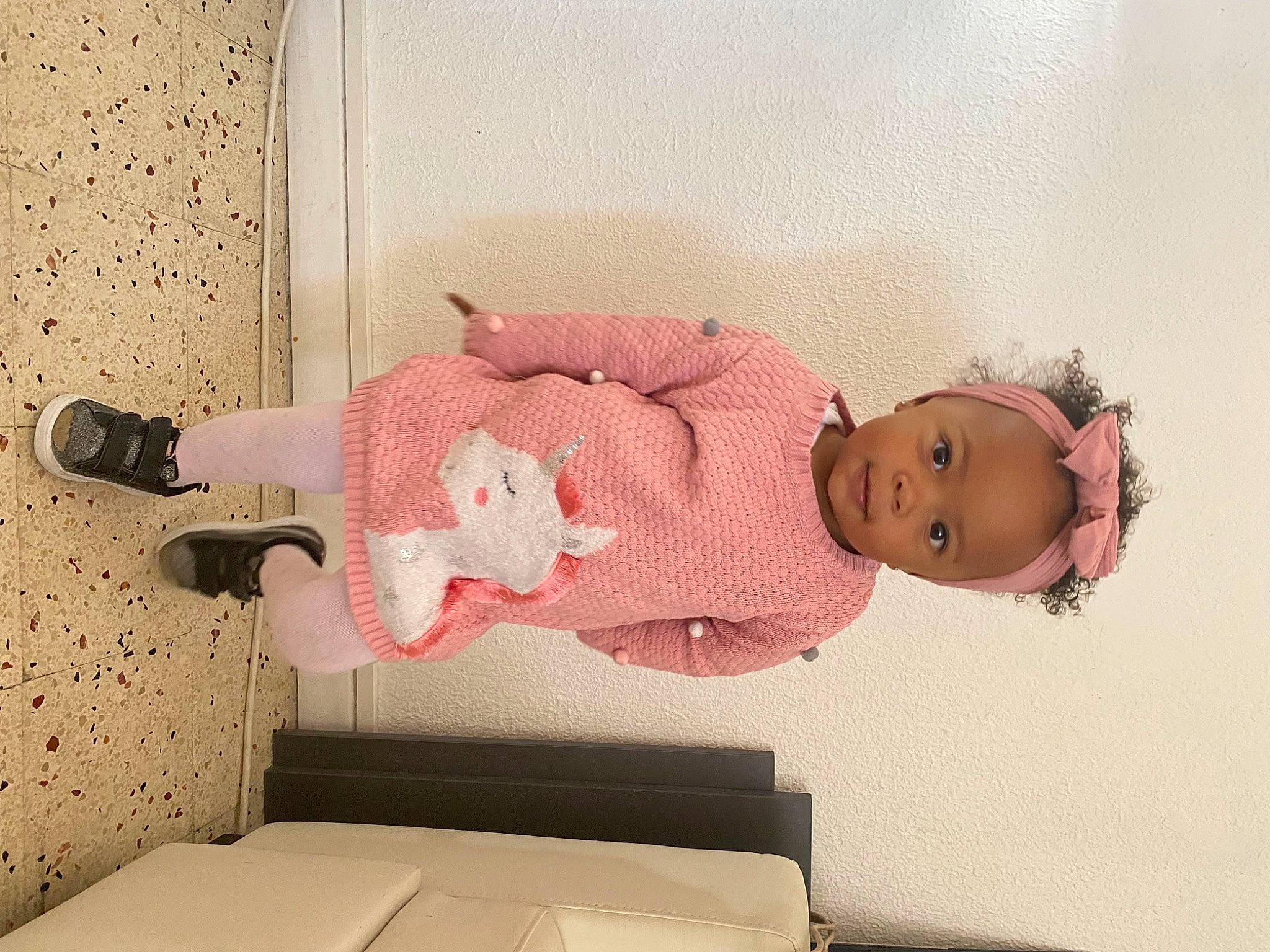 Serena participe au concours pour gagner de l'argent avec cette photo : baby, baby_toddler_clothing, carmine, child, comfort, couch, flooring, human_body, human_leg, knee, leg, linens, magenta, pattern, person, pink, room, sock, thigh, toddler