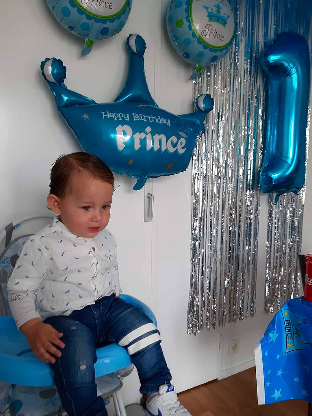 Youssef a rejoint le concours — aidez-le/la à gagner de superbes lots ! baby, baby_toddler_clothing, balloon, blue, boot, child, electric_blue, fun, green, happy, jeans, knee, party_supply, person, product, room, sitting, sock, t_shirt, toddler
