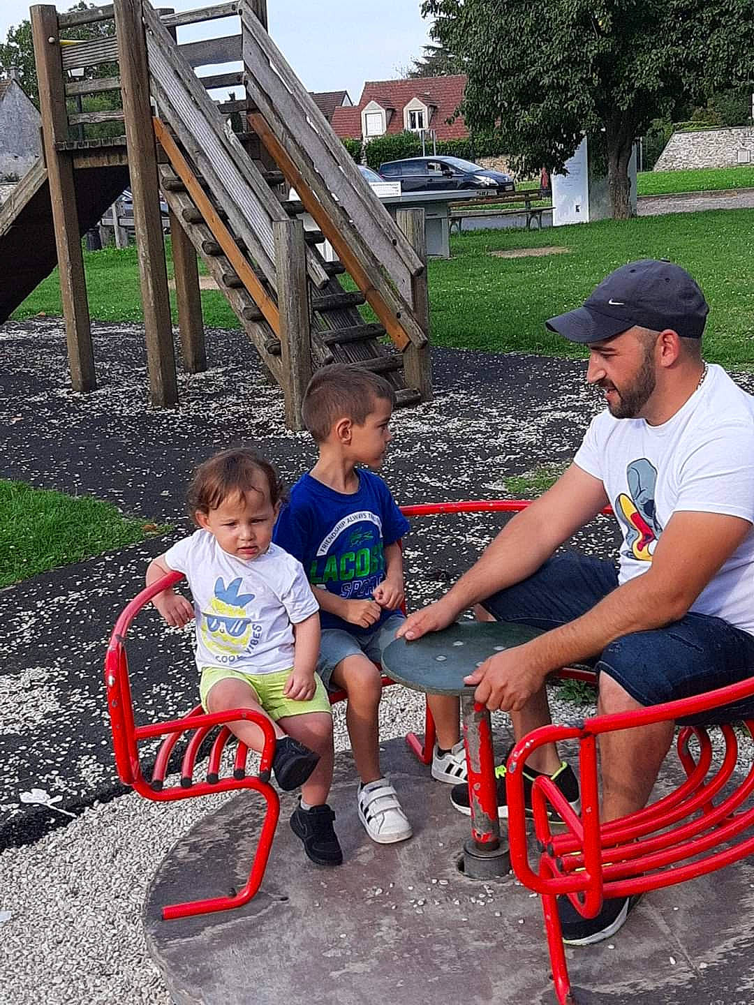 Youssef participe au concours pour gagner de l'argent avec cette photo : automotive_tire, baseball_cap, cap, fun, grass, hat, headwear, leisure, person, plant, public_space, recreation, sandal, shoe, shorts, sneakers, soil, sorrow, summer, t_shirt