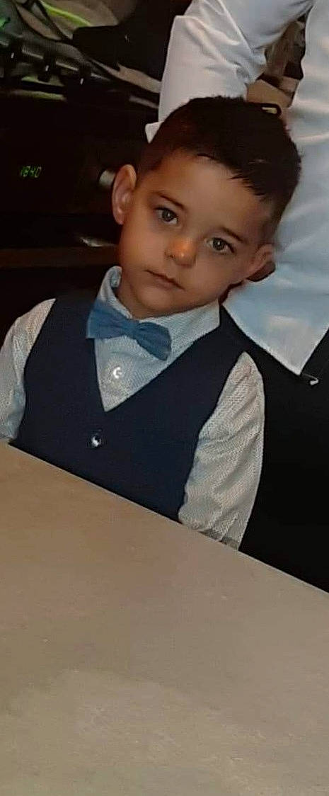 Destan participe au concours pour gagner de l'argent avec cette photo : bow_tie, cheek, child, child_model, forehead, formal_wear, neck, person, photography, school_uniform, smile, suit, tie, tuxedo, uniform