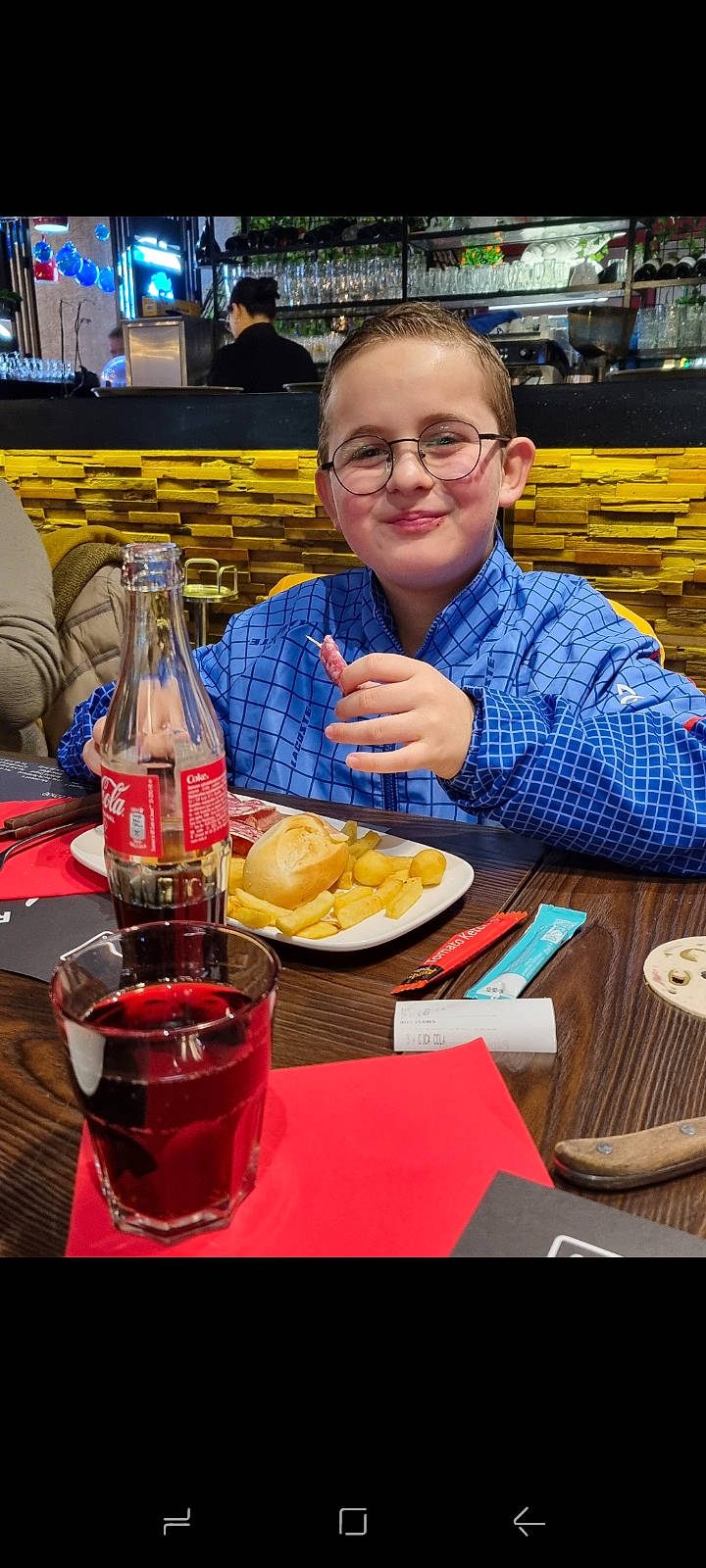 Theo participe au concours pour gagner de l'argent avec cette photo : barware, bottle, chair, cocktail, comfort_food, cuisine, dish, drink, drinkware, event, fast_food, finger_food, food, joy, junk_food, person, plate, smile, soft_drink, table