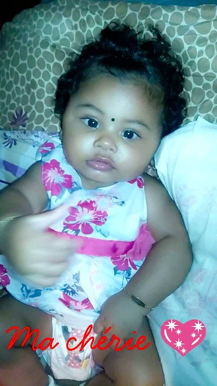 Maëlys a rejoint le concours — aidez-le/la à gagner de superbes lots ! beauty, black_hair, cheek, child, child_model, day, eye, face, girl, hair, hairstyle, happiness, head, human_hair_color, infant, iris, person, product, skin, smile