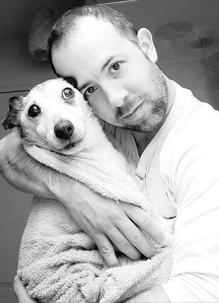 Evan participe au concours pour gagner de l'argent avec cette photo : beard, black_and_white, carnivore, companion_dog, dog, dog_breed, eye, fawn, flash_photography, gesture, happy, jaw, mouth, nose, organ, selfie, smile, snout, style, whiskers
