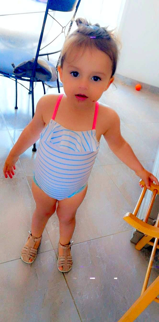 Mariana participe au concours pour gagner de l'argent avec cette photo : baby, child, child_model, clothing, human_leg, leg, person, sportswear, toddler