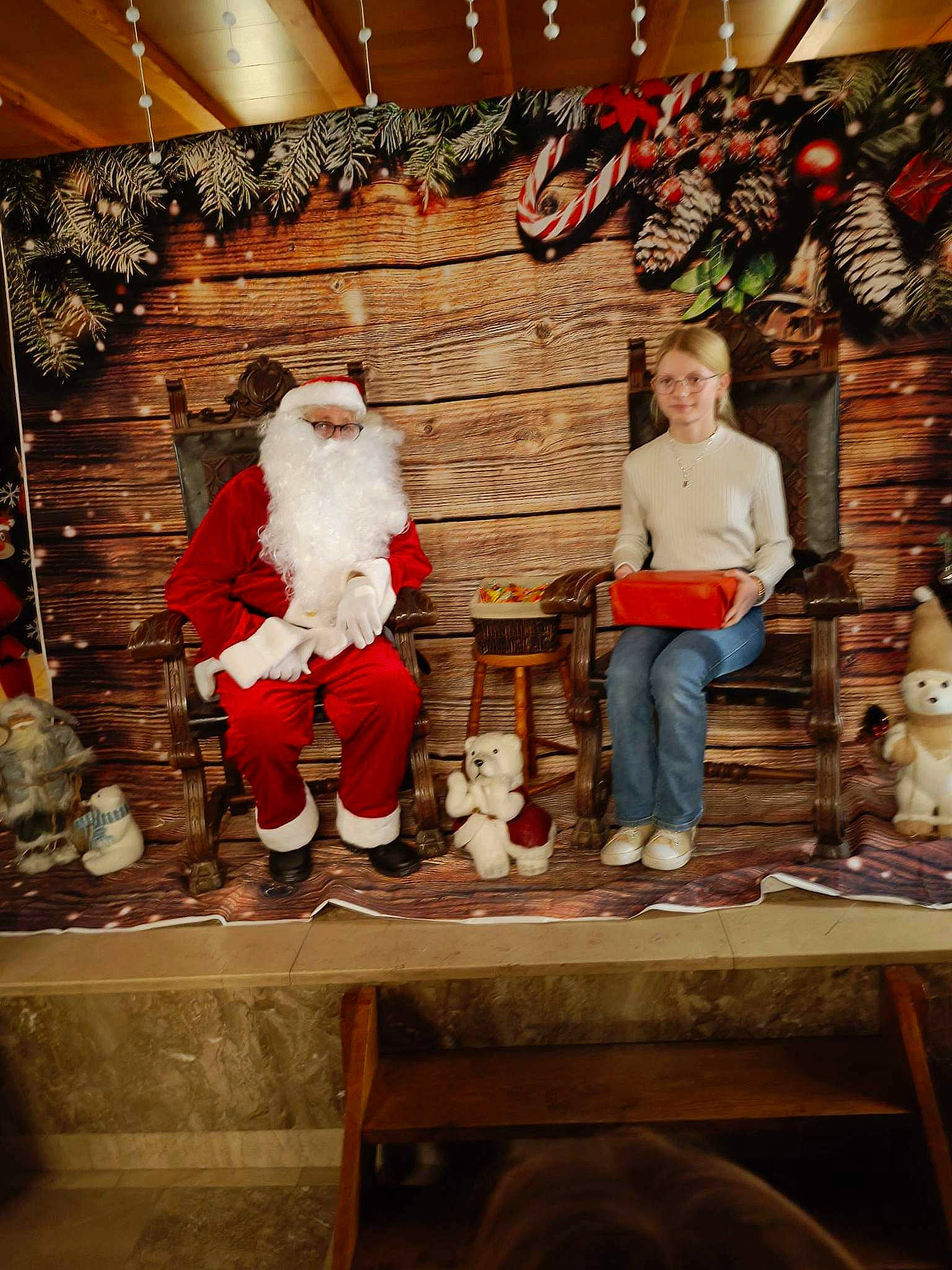 Louna a rejoint le concours — aidez-le/la à gagner de superbes lots ! christmas, christmas_decoration, christmas_eve, christmas_ornament, event, fun, fur, hat, holiday, interior_design, joy, leisure, ornament, person, room, santa_claus, standing, tradition, tree, window