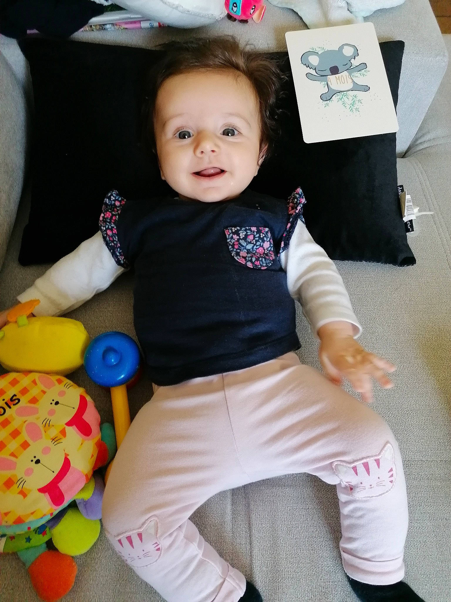 Josephine a rejoint le concours — aidez-le/la à gagner de superbes lots ! baby_toddler_clothing, face, fun, hair, hairstyle, happy, head, human_body, knee, leg, person, pink, product, skin, sleeve, smile, t_shirt, textile, thigh, waist
