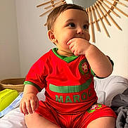 Kemys a rejoint le concours — aidez-le/la à gagner de superbes lots ! baby, child, infant, red_clothing, soccer_outfit, maroc, sitting, hand_in_mouth, mirror, wooden_mirror, indoor, white_background, cute, soft_lighting, portrait, sock, shorts, toddler, chubby_cheeks, room