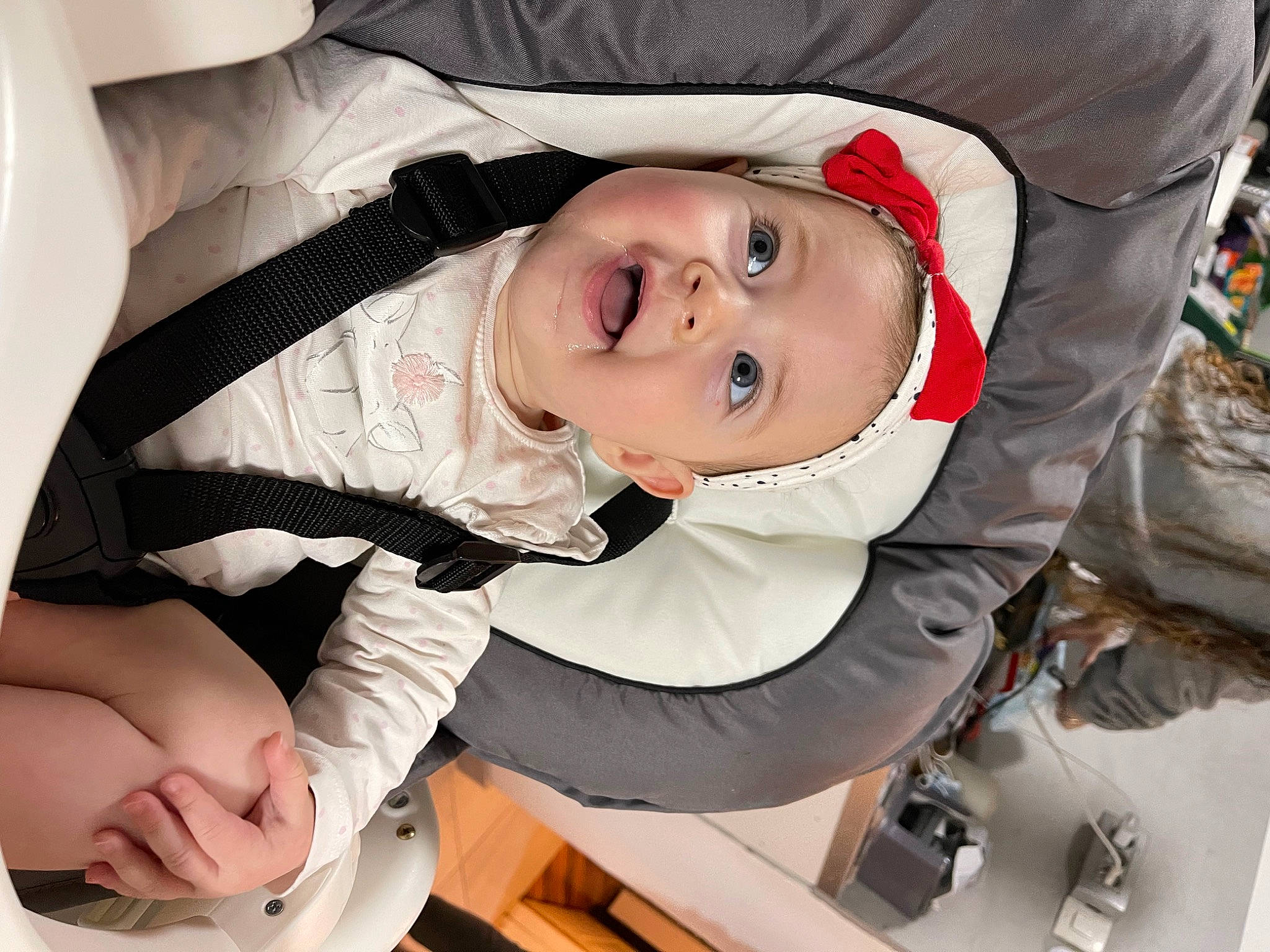 Tiana a rejoint le concours — aidez-le/la à gagner de superbes lots ! baby, baby_carriage, baby_products, baby_toddler_clothing, car_seat, cheek, child, comfort, event, fun, hat, headwear, mouth, person, sitting, sleeve, smile, tie, toddler, white