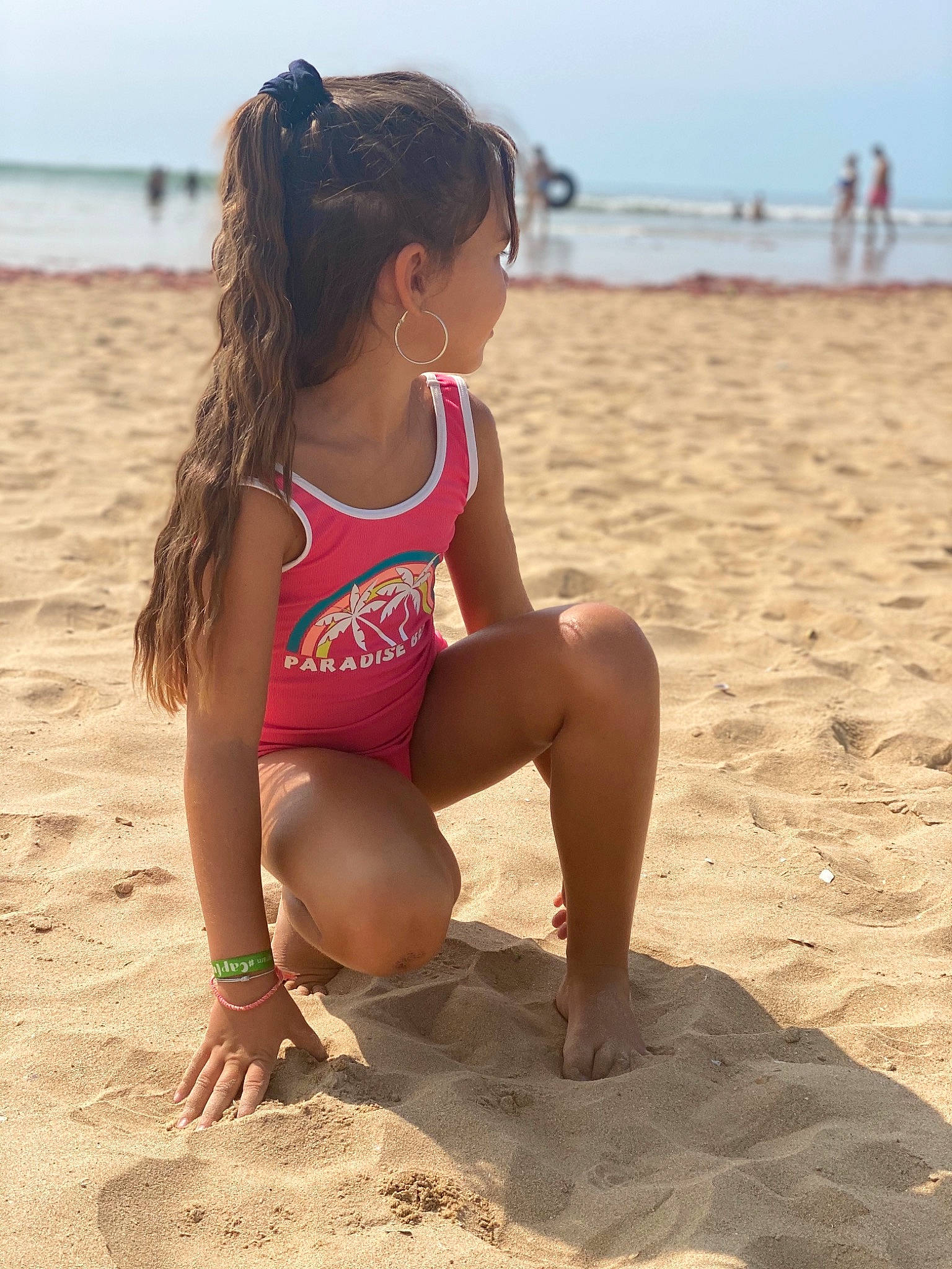 Thalïa a rejoint le concours — aidez-le/la à gagner de superbes lots ! beach, beauty, bikini, child, fun, leg, person, photograph, photography, play, sand, sea, sitting, summer, swimwear, thigh, undergarment, vacation