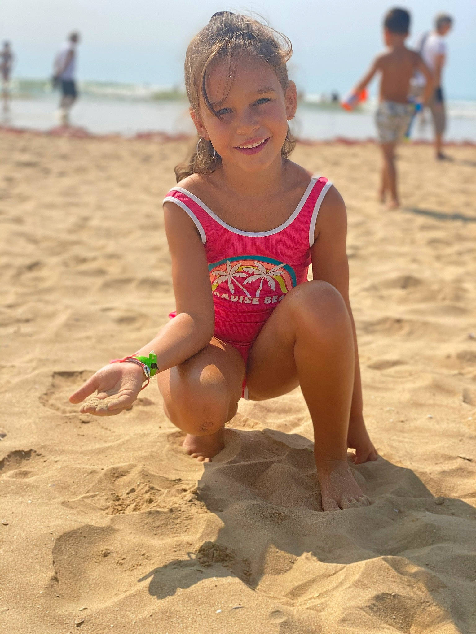 Thalïa a rejoint le concours — aidez-le/la à gagner de superbes lots ! barefoot, beach, child, coast, fun, happy, joy, leisure, ocean, person, play, sand, sea, smile, spring_break, summer, toddler, tourism, vacation