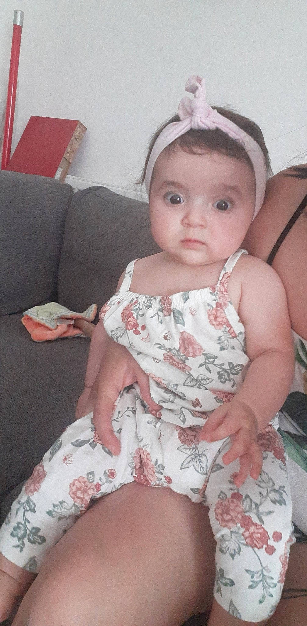 Yuna participe au concours pour gagner de l'argent avec cette photo : baby_toddler_clothing, cheek, chest, embellishment, eye, eyelash, face, hair, hairstyle, head, human_body, iris, knee, lip, neck, person, pink, shoulder, skin, thigh