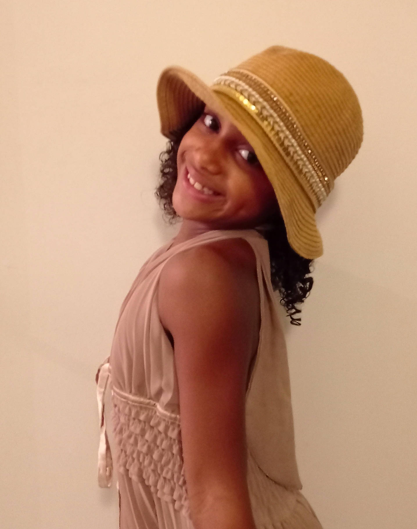 Amber a rejoint le concours — aidez-le/la à gagner de superbes lots ! blond, brown_hair, cap, day_dress, elbow, electric_blue, eyewear, fashion_design, flash_photography, happy, hat, headwear, human_leg, jewellery, joy, lip, long_hair, neck, person, sleeve