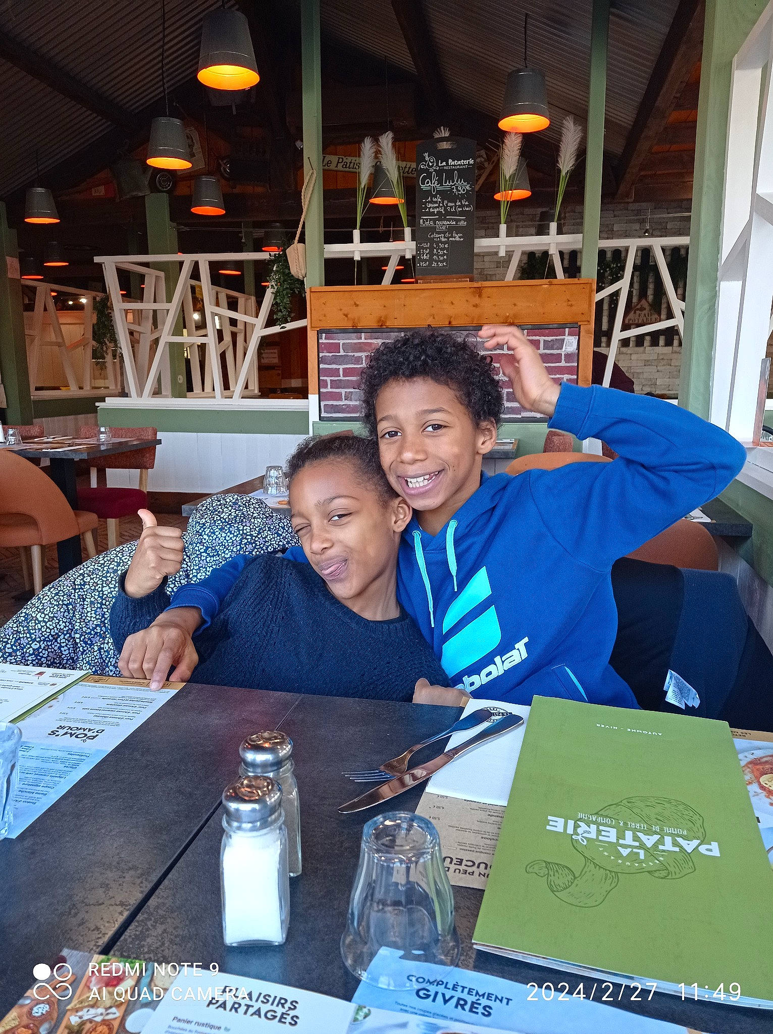 Amber a rejoint le concours — aidez-le/la à gagner de superbes lots ! chair, child, competition_event, design, drink, education, engineering, event, fun, job, joy, leisure, person, recreation, room, smile, snapshot, t_shirt, table, tableware