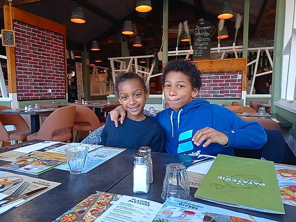 Amber a rejoint le concours — aidez-le/la à gagner de superbes lots ! art, artist, building, chair, competition_event, desk, engineering, event, eyewear, fun, furniture, job, joy, learning, leisure, person, publication, recreation, room, smile