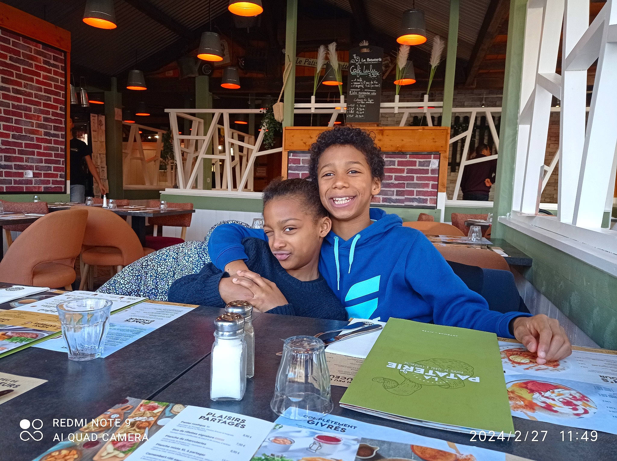 Amber a rejoint le concours — aidez-le/la à gagner de superbes lots ! chair, child, couch, desk, education, engineering, event, fun, furniture, job, joy, learning, leisure, person, publication, recreation, room, sharing, sitting, smile