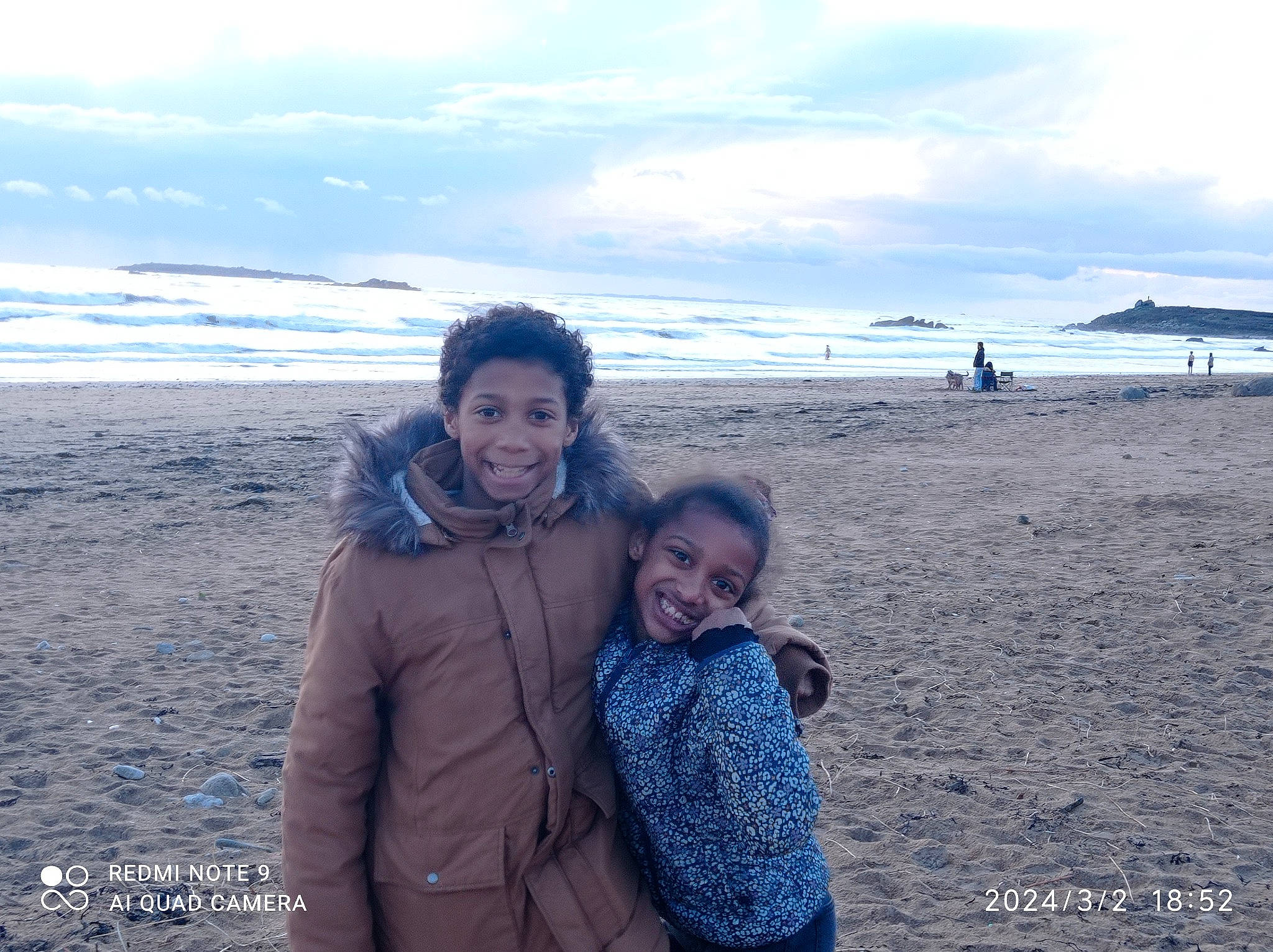 Amber a rejoint le concours — aidez-le/la à gagner de superbes lots ! beach, cloud, coastal_and_oceanic_landforms, fun, happy, horizon, joy, landscape, leisure, mountainous_landforms, people_in_nature, person, sand, shore, sky, smile, toddler, travel, water, wave