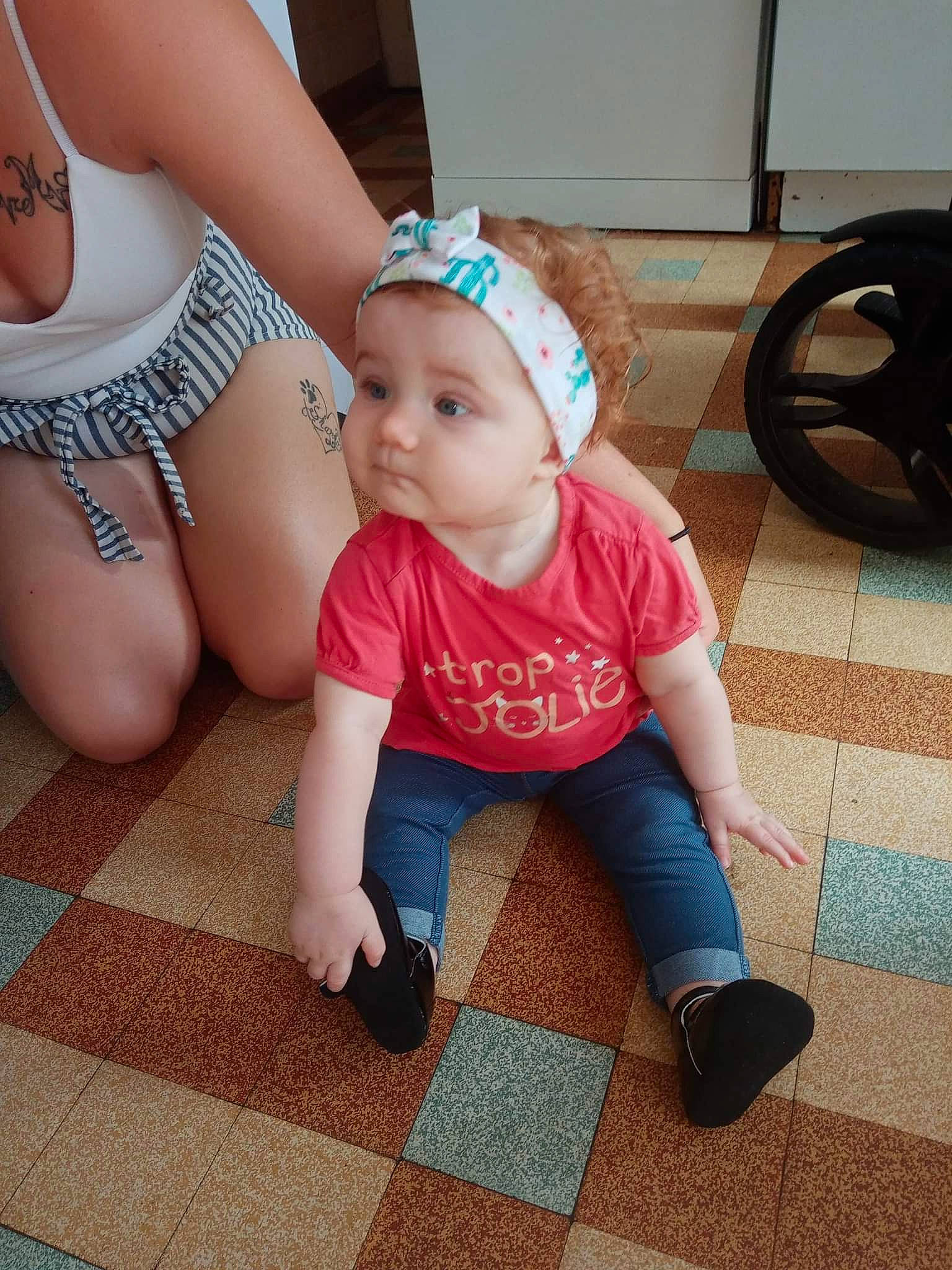 Këlya participe au concours pour gagner de l'argent avec cette photo : baby, baby_toddler_clothing, barefoot, cap, child, facial_expression, fashion_accessory, flooring, foot, fun, happy, headwear, human_leg, knee, leg, person, sitting, skin, sock, thigh