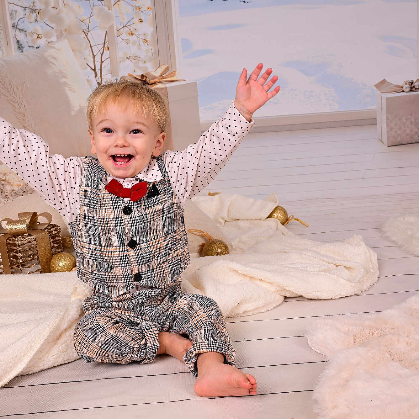 Conrad a rejoint le concours — aidez-le/la à gagner de superbes lots ! barefoot, blankets, child, christmas_tree, cozy, cute, decorations, festive, floor, golden_ornaments, happy, holiday_decor, indoor, joyful, plaid_outfit, portrait, red_bow_tie, smiling, toddler, wrapped_gifts