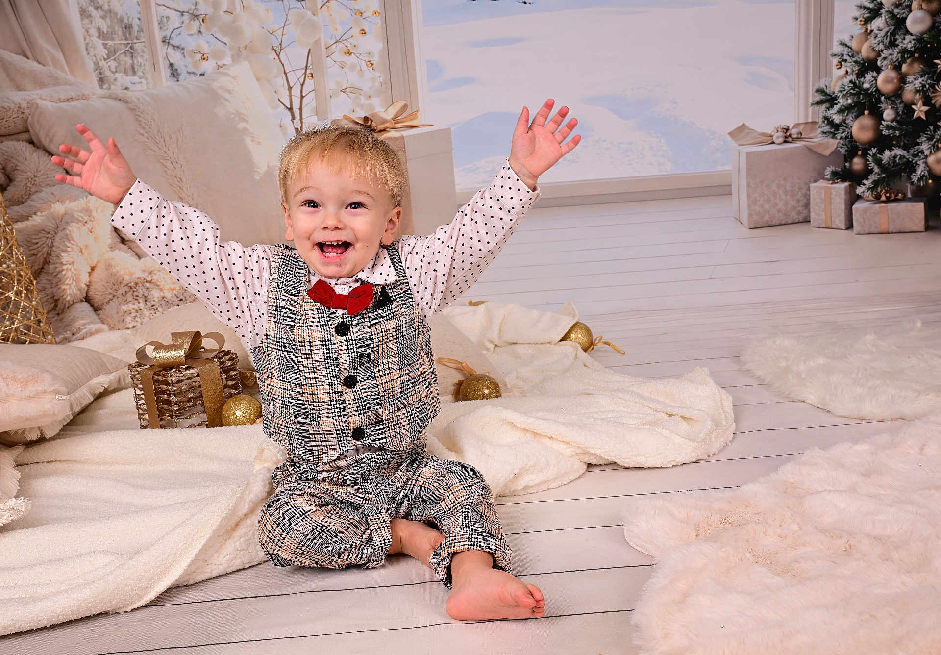 Conrad a rejoint le concours — aidez-le/la à gagner de superbes lots ! toddler, child, smiling, happy, plaid_outfit, red_bow_tie, barefoot, holiday_decor, christmas_tree, wrapped_gifts, golden_ornaments, blankets, cozy, indoor, floor, festive, decorations, cute, joyful, portrait