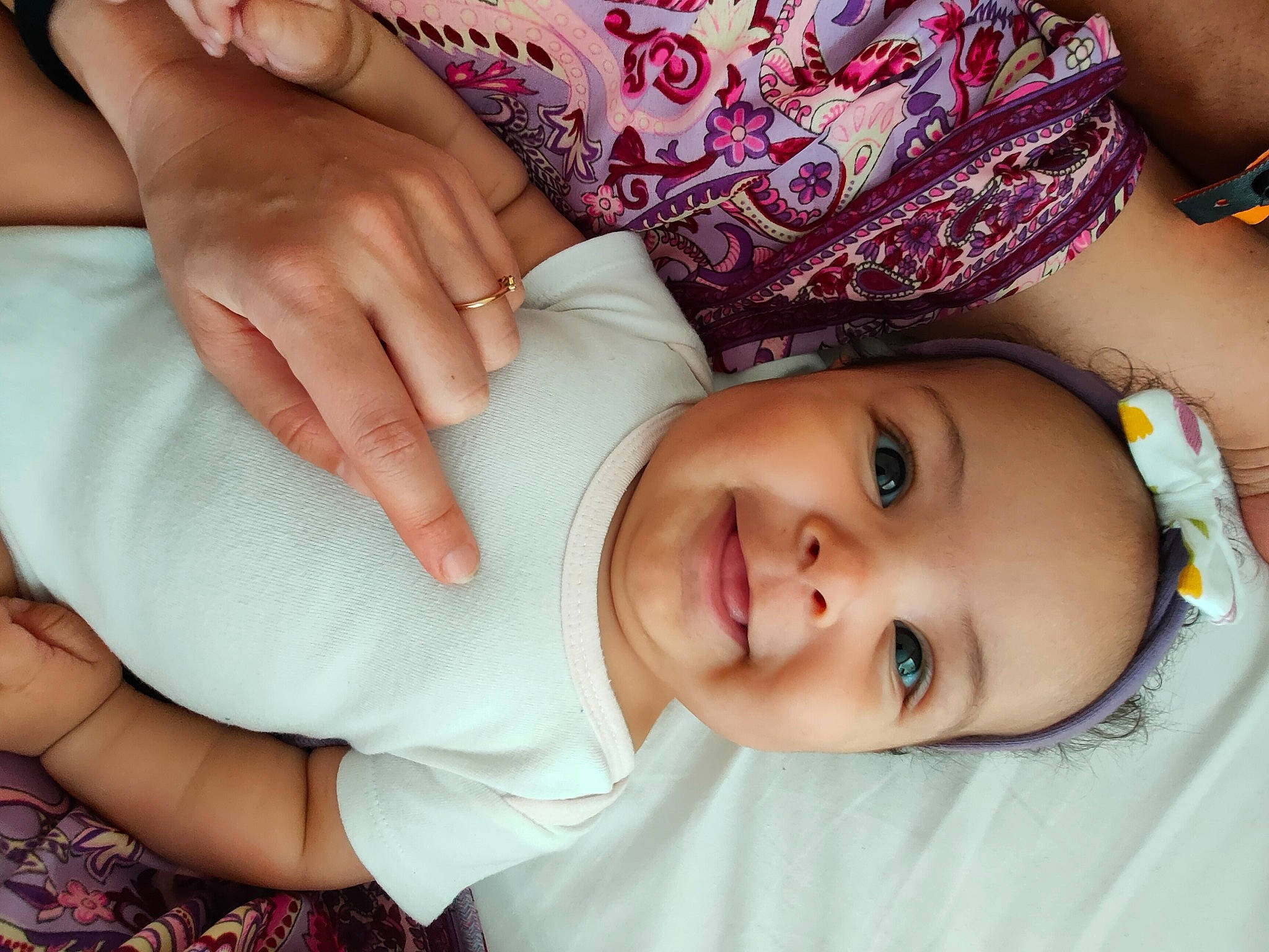 Iris a rejoint le concours — aidez-le/la à gagner de superbes lots ! baby, baby_toddler_clothing, cheek, comfort, eyelash, finger, gesture, hand, happy, hat, human_body, iris, joy, lip, mouth, neck, nose, person, skin, smile