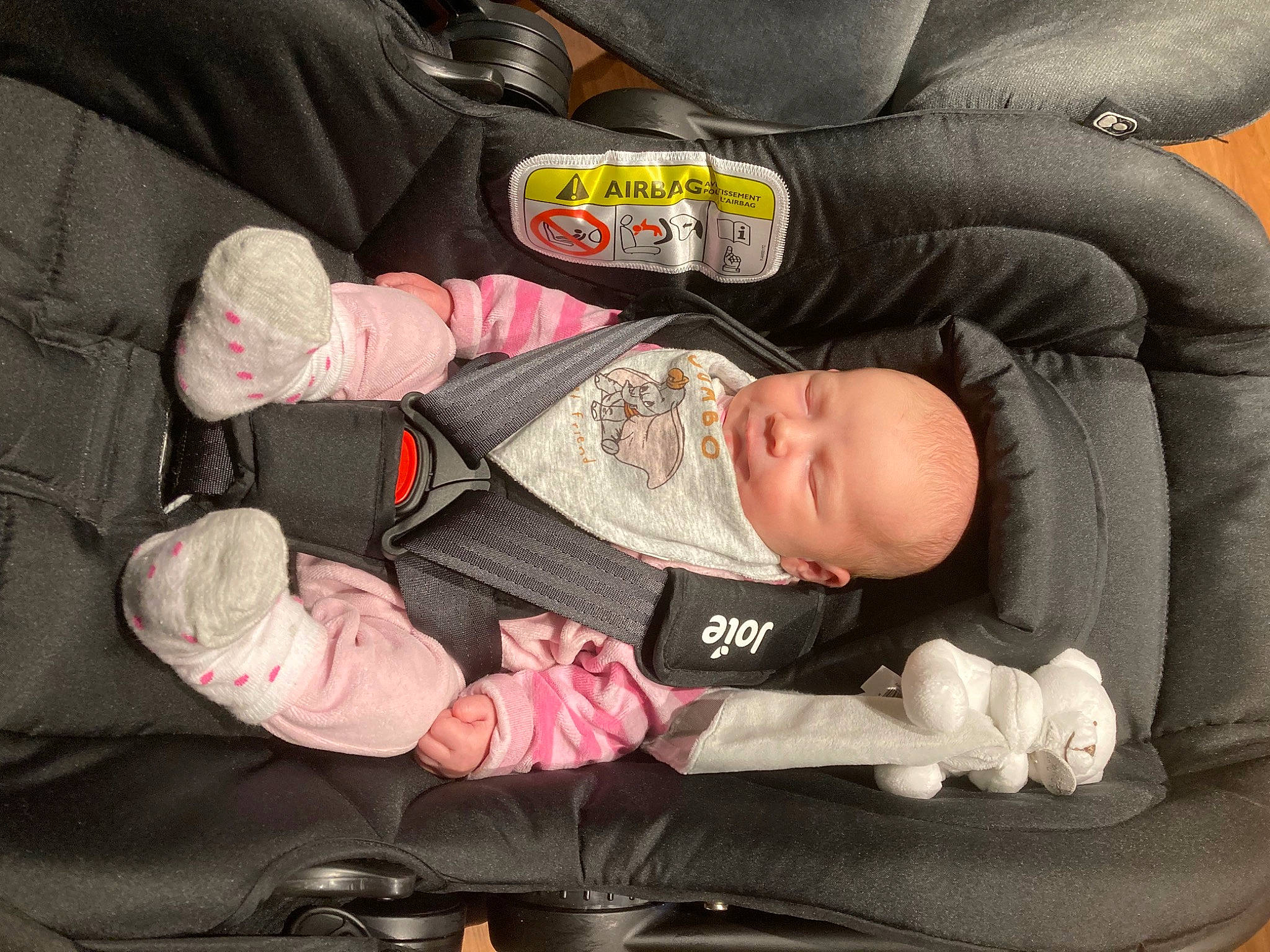 Malyana participe au concours pour gagner de l'argent avec cette photo : auto_part, baby, baby_carriage, baby_in_car_seat, baby_products, baby_safety, baby_toddler_clothing, car_seat, child, comfort, finger, human, lap, person, sitting, sleep, thumb, toddler, vertebrate