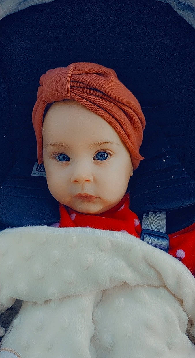 Luena participe au concours pour gagner de l'argent avec cette photo : baby, baby_products, baby_toddler_clothing, beanie, bonnet, cheek, child, chin, costume_accessory, forehead, headgear, headwear, knit_cap, lip, peach, person, portrait_photography, wool, woolen