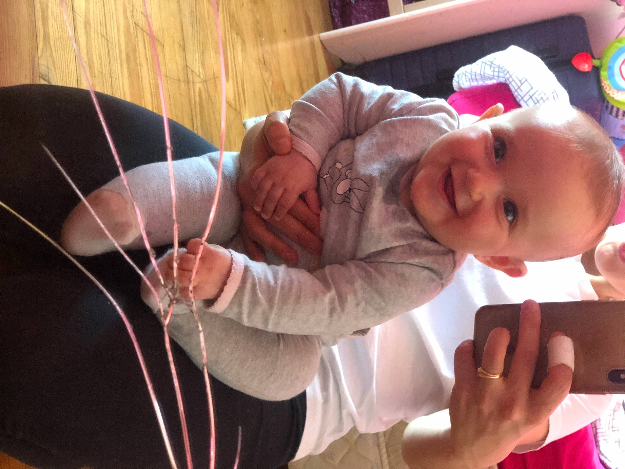 Milla participe au concours pour gagner de l'argent avec cette photo : baby, baby_toddler_clothing, balloon, child, elbow, event, finger, fun, gesture, hand, happy, head, joy, mouth, nail, nose, person, play, smile, thumb