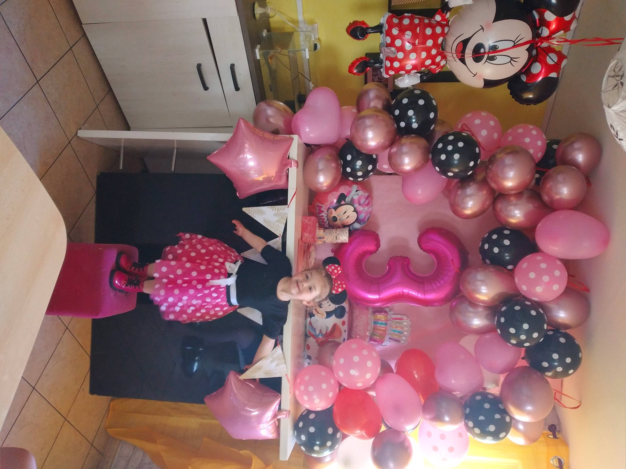 Kaina a rejoint le concours — aidez-le/la à gagner de superbes lots ! balloon, collection, decoration, event, flooring, font, fun, joy, magenta, material_property, party, party_supply, pattern, peach, person, pink, plastic, room, souvenir, sweetness