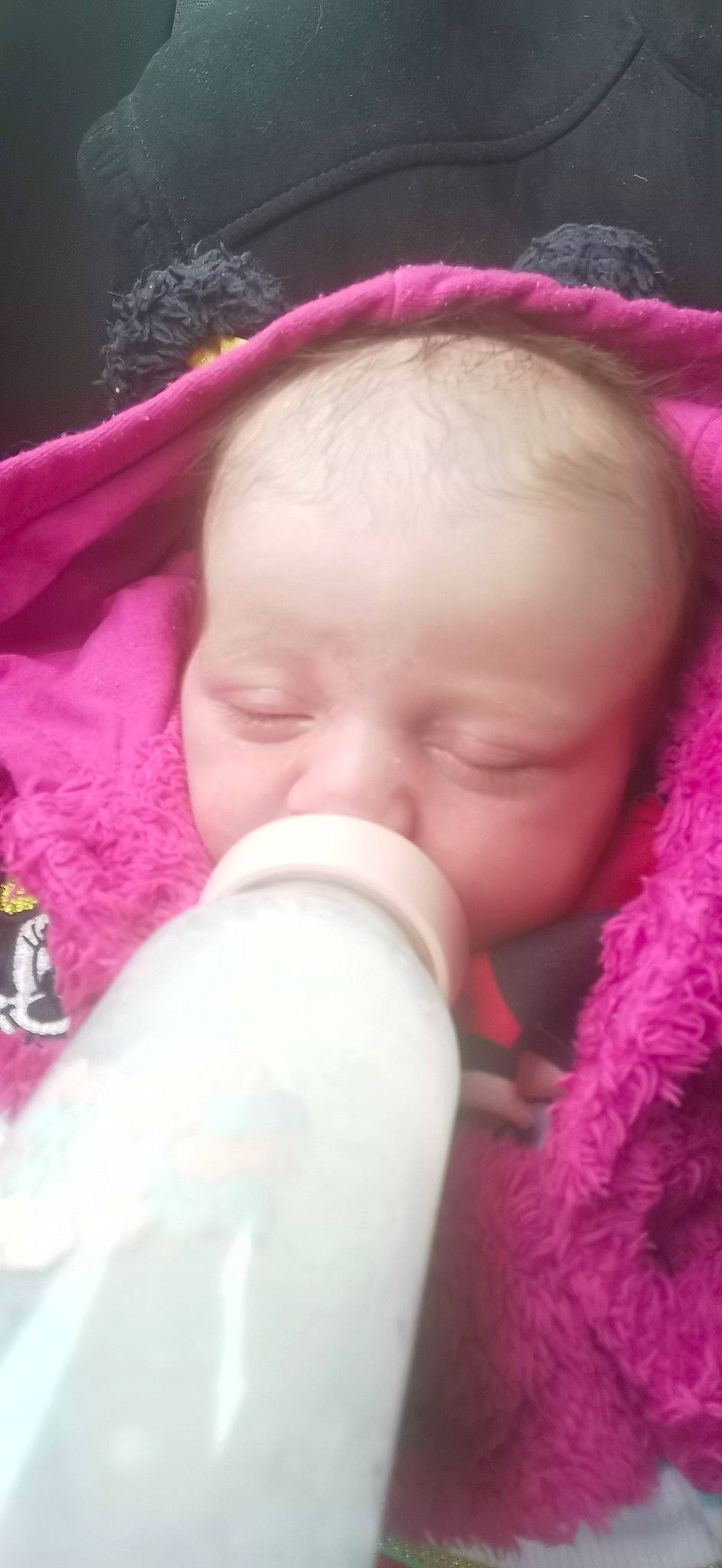 Mélanie a rejoint le concours — aidez-le/la à gagner de superbes lots ! baby, baby_bottle, cheek, child, close_up, comfort, drinkware, ear, eye, eyebrow, eyelash, finger, head, iris, lip, mouth, nose, person, pink, skin