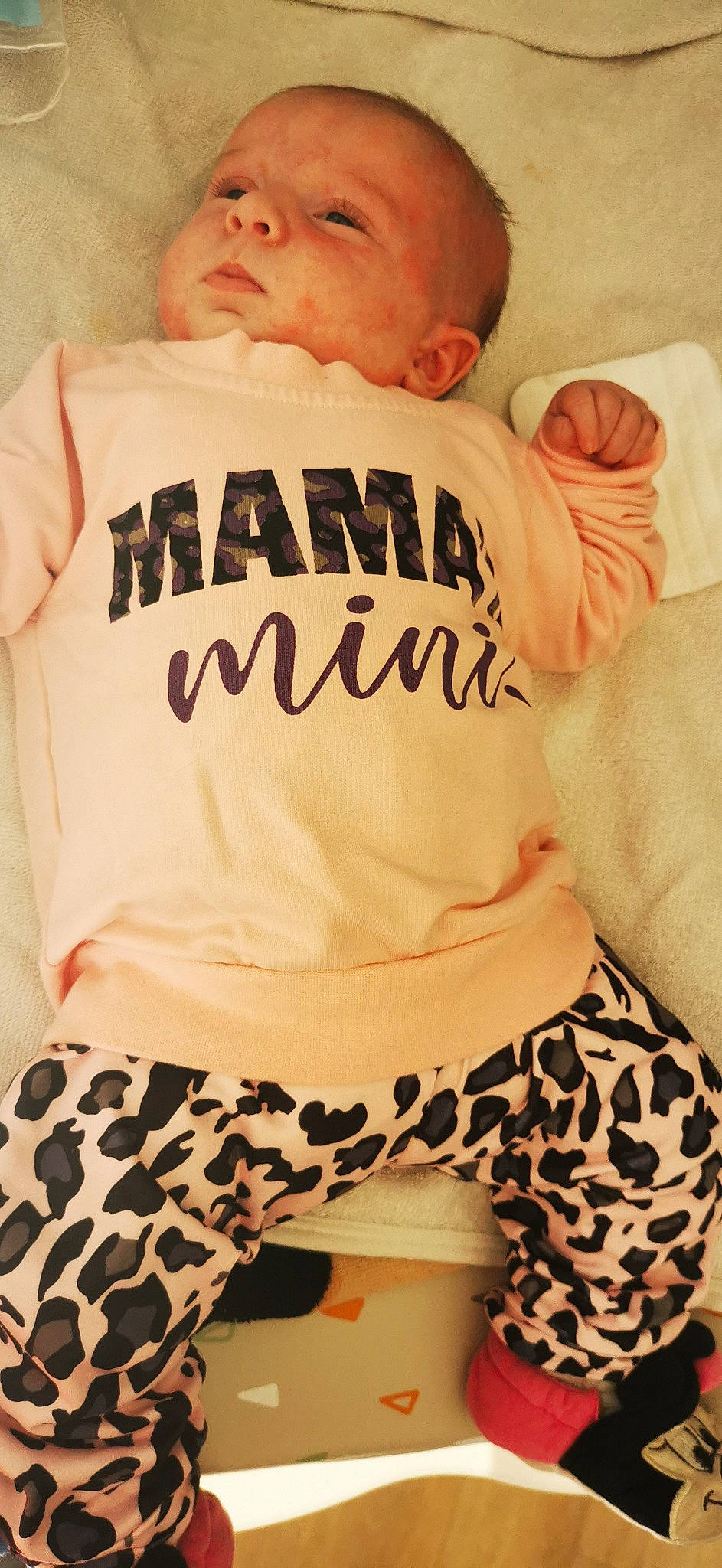 Mélanie a rejoint le concours — aidez-le/la à gagner de superbes lots ! arm, baby_toddler_clothing, beard, cool, facial_expression, font, happy, human_body, jersey, joint, mouth, neck, outerwear, person, shoulder, sleeve, sportswear, t_shirt, thigh, waist