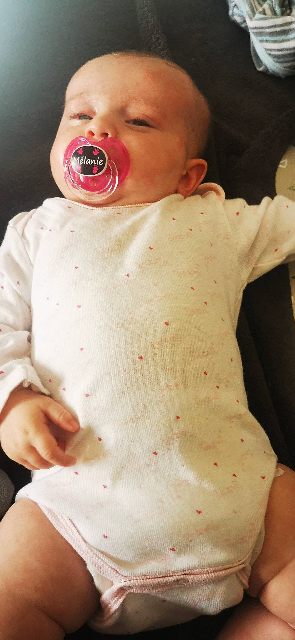 Mélanie a rejoint le concours — aidez-le/la à gagner de superbes lots ! abdomen, baby, baby_products, baby_toddler_clothing, carmine, cheek, chest, child, eyelash, finger, lip, neck, nose, pattern, person, skin, sleeve, thumb, toddler, trunk