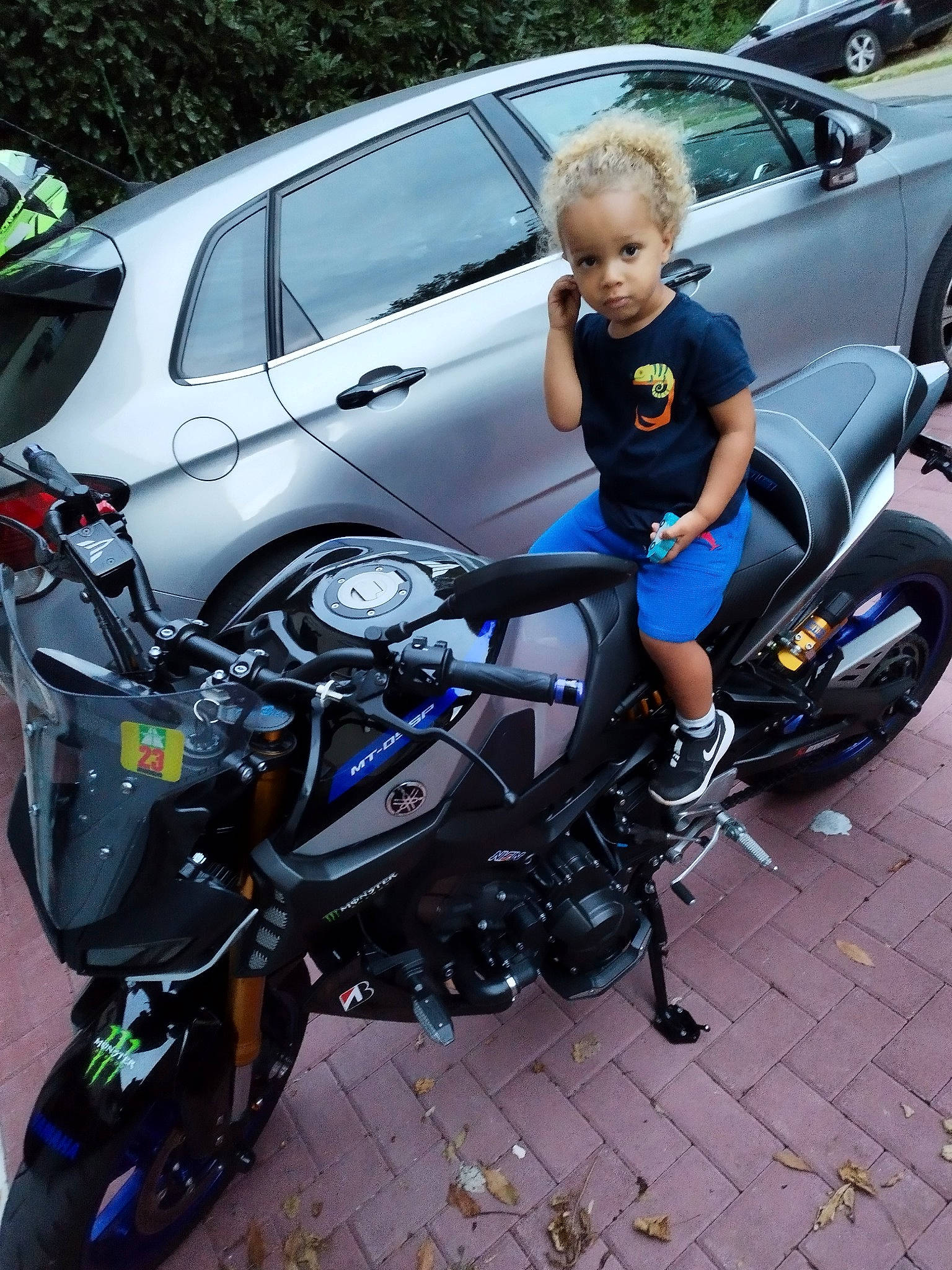 Ismaël a rejoint le concours — aidez-le/la à gagner de superbes lots ! alloy_wheel, automotive_design, automotive_exterior, automotive_lighting, automotive_tire, automotive_wheel_system, car, fender, helmet, hood, land_vehicle, mode_of_transport, motor_vehicle, motorcycle, parking, person, personal_luxury_car, rim, tire, vehicle