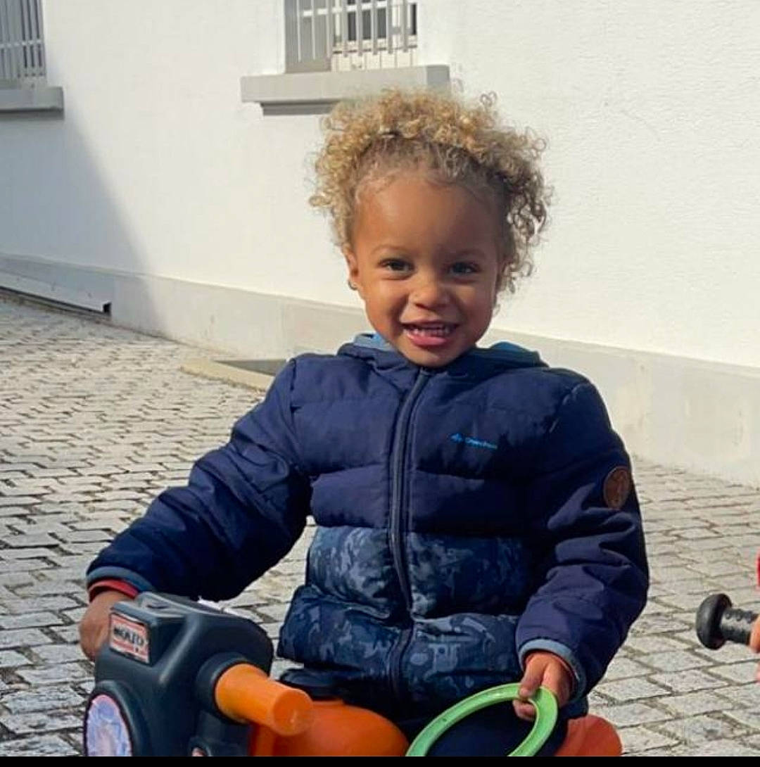 Ismaël a rejoint le concours — aidez-le/la à gagner de superbes lots ! baby_toddler_clothing, child, comfort, cool, electric_blue, facial_expression, fun, happy, human, joy, leisure, outerwear, person, photograph, recreation, sitting, sleeve, smile, snapshot, toddler