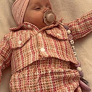 Lyla a rejoint le concours — aidez-le/la à gagner de superbes lots ! baby, infant, pacifier, headband, pink, blanket, sleeping, clothing, cute, soft, toddler, child, portrait, indoor, fabric, plaid, peaceful, resting, wear, accessory