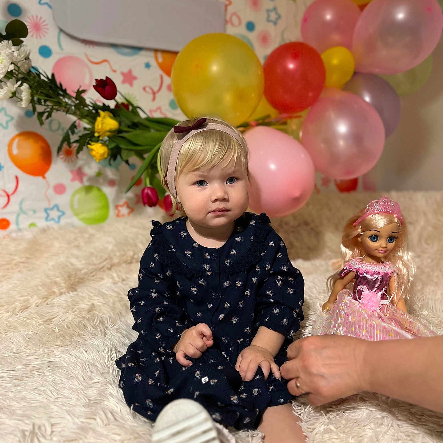 Daria a rejoint le concours — aidez-le/la à gagner de superbes lots ! baby, balloon, child, clothing, doll, dress, face, female, flower, flowerarrangement, flowerbouquet, girl, head, people, person, photography, plant, portrait, sitting, toy