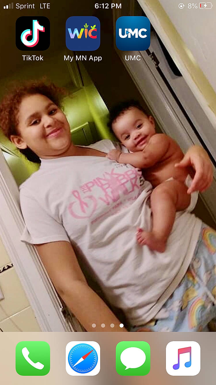 Queen is registered to the contest to win money with this photo: baby, child, electronic_device, fun, joy, person, photo_caption, photography, product, screenshot, selfie, technology, toddler