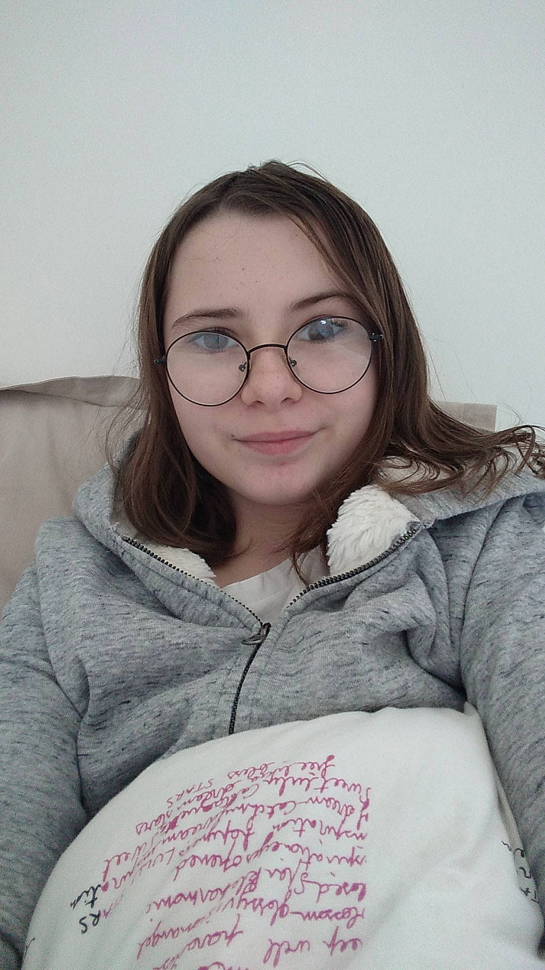 Tylia participe au concours pour gagner de l'argent avec cette photo : black_hair, brown_hair, cheek, eyebrow, eyewear, forehead, glasses, lip, long_hair, nose, person, smile, vision_care