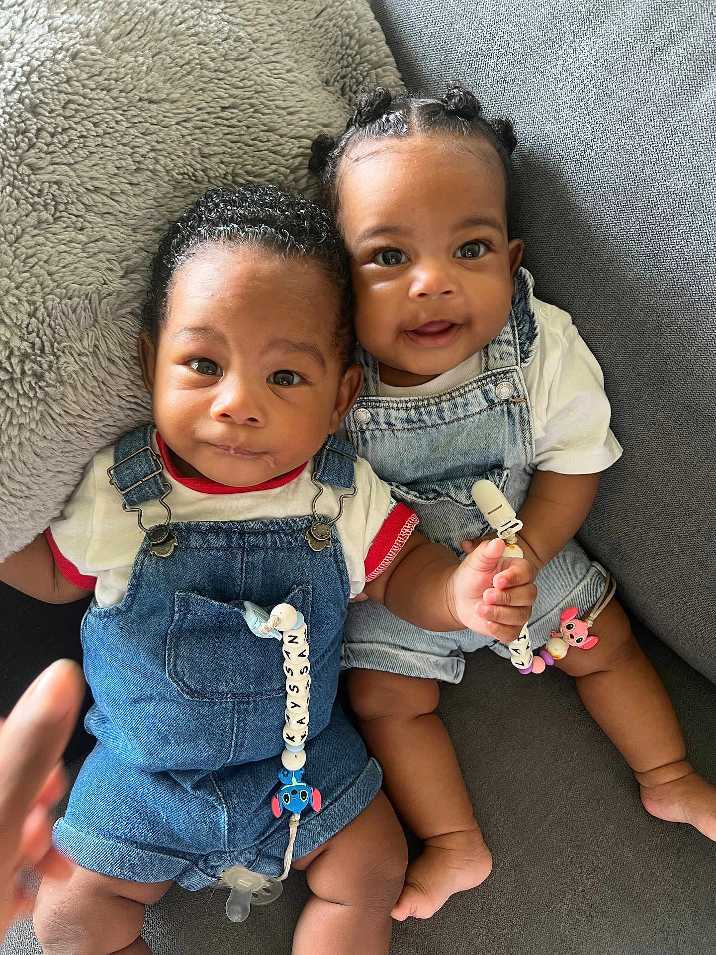 Laïka a rejoint le concours — aidez-le/la à gagner de superbes lots ! baby, infant, child, denim_overalls, pacifier_clip, couch, blanket, smiling, happy, cute, indoor, portrait, sitting, clothing, person, skin, hand, foot, hair, face