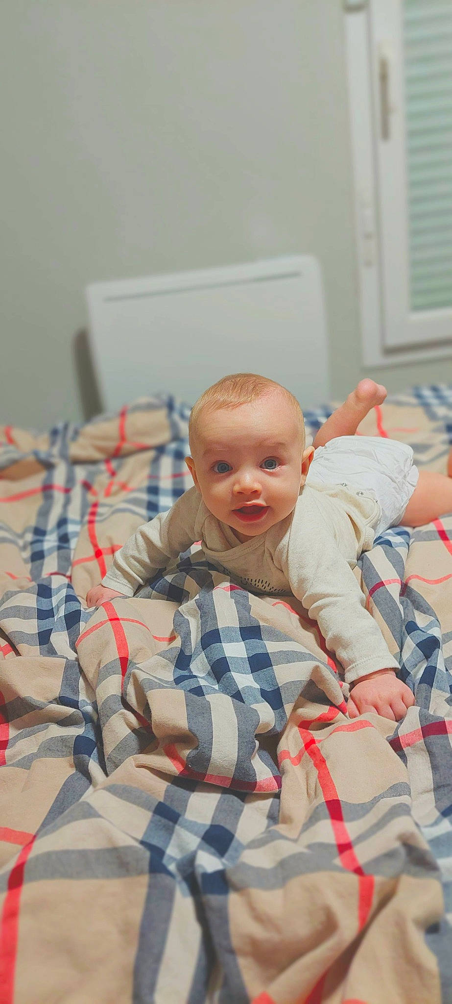 Ilian a rejoint le concours — aidez-le/la à gagner de superbes lots ! baby, baby_products, baby_toddler_clothing, bed, carmine, child, comfort, flooring, fun, happy, linens, pattern, person, plaid, play, room, sitting, smile, tartan, toddler