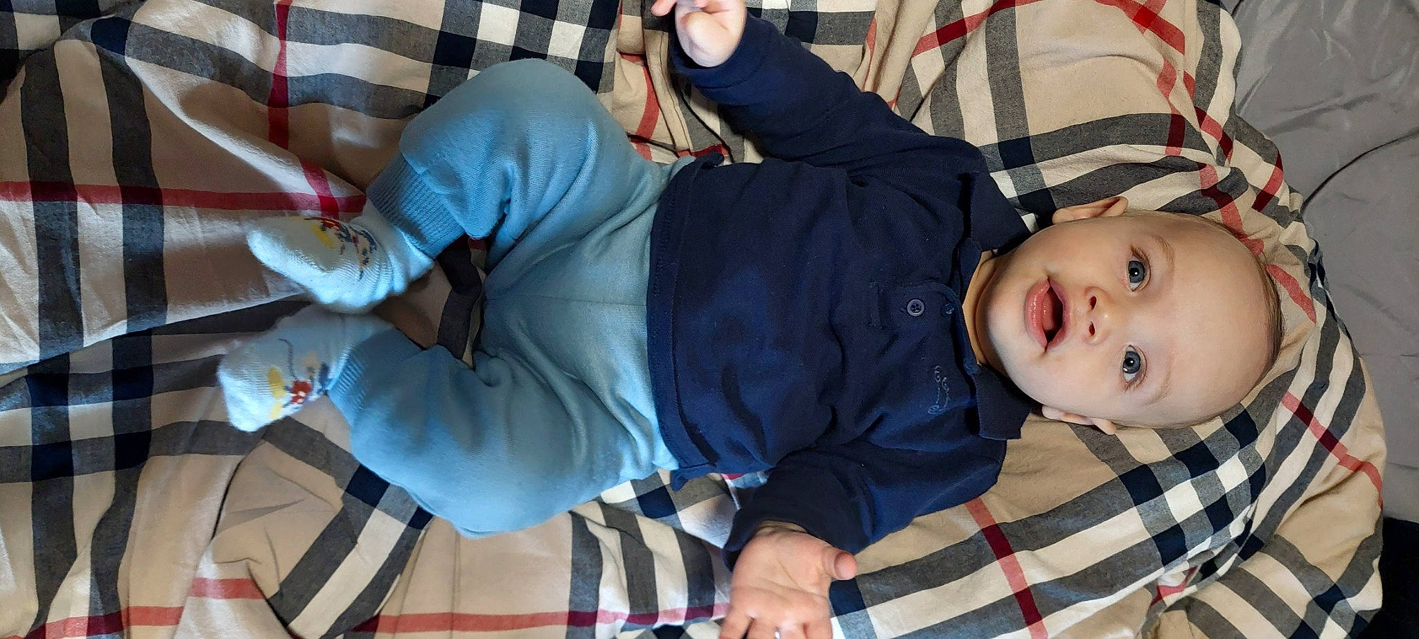 Ilian a rejoint le concours — aidez-le/la à gagner de superbes lots ! arm, baby, baby_toddler_clothing, child, clothing, comfort, elbow, fun, hat, lap, pattern, person, plaid, sitting, smile, tartan, thigh, toddler, tree