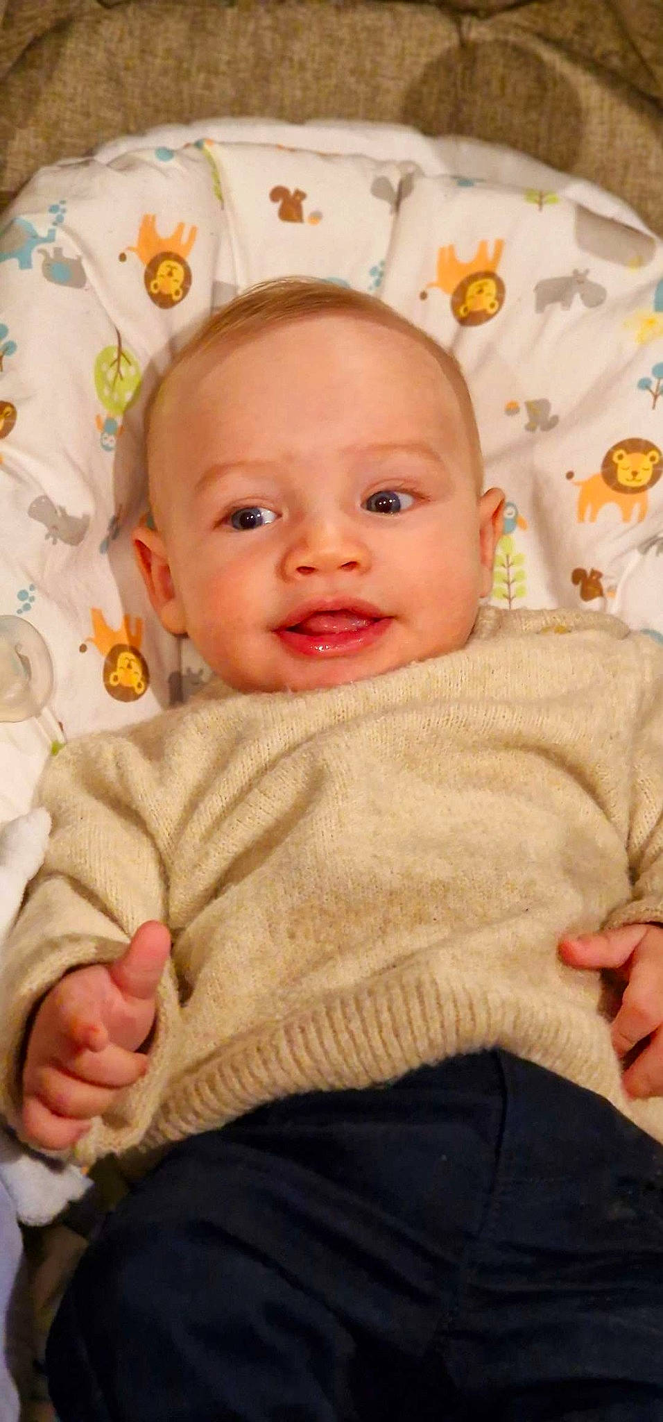 Ilian participe au concours pour gagner de l'argent avec cette photo : baby, baby_toddler_clothing, cheek, chin, comfort, eye, face, finger, gesture, happy, head, iris, lip, nose, person, product, skin, sleeve, smile, textile