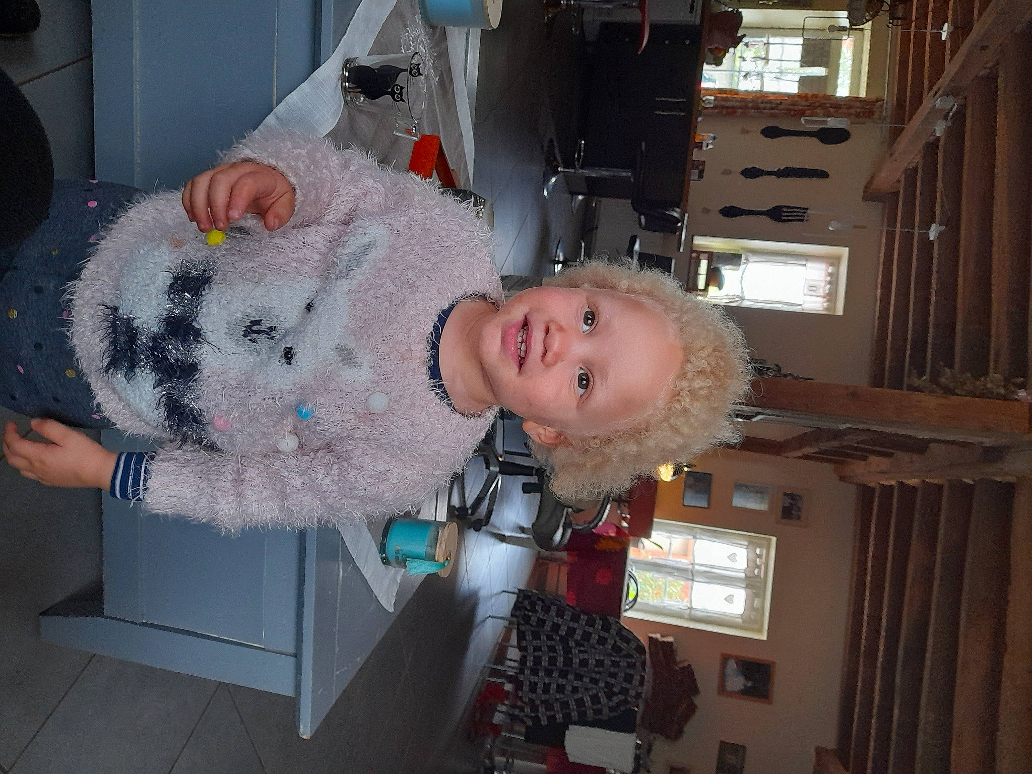 Elizabeth participe au concours pour gagner de l'argent avec cette photo : child, person