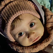 Pauline participe au concours pour gagner de l'argent avec cette photo : baby, child, closeup, cozy, cute, expression, eyebrows, eyes, face, hat, headwear, indoor, infant, knitwear, person, portrait, scarf, skin, warm, winter_clothing