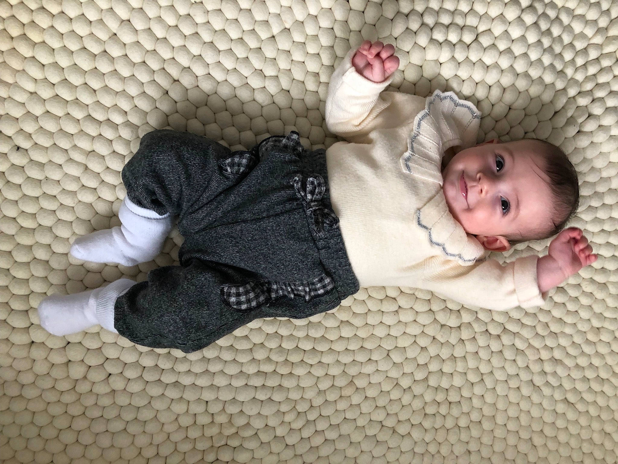 Lison a rejoint le concours — aidez-le/la à gagner de superbes lots ! arm, baby, baby_products, baby_toddler_clothing, cheek, comfort, eye, flooring, foot, hand, head, human_body, leg, pattern, person, sleeve, smile, sock, toddler, wood