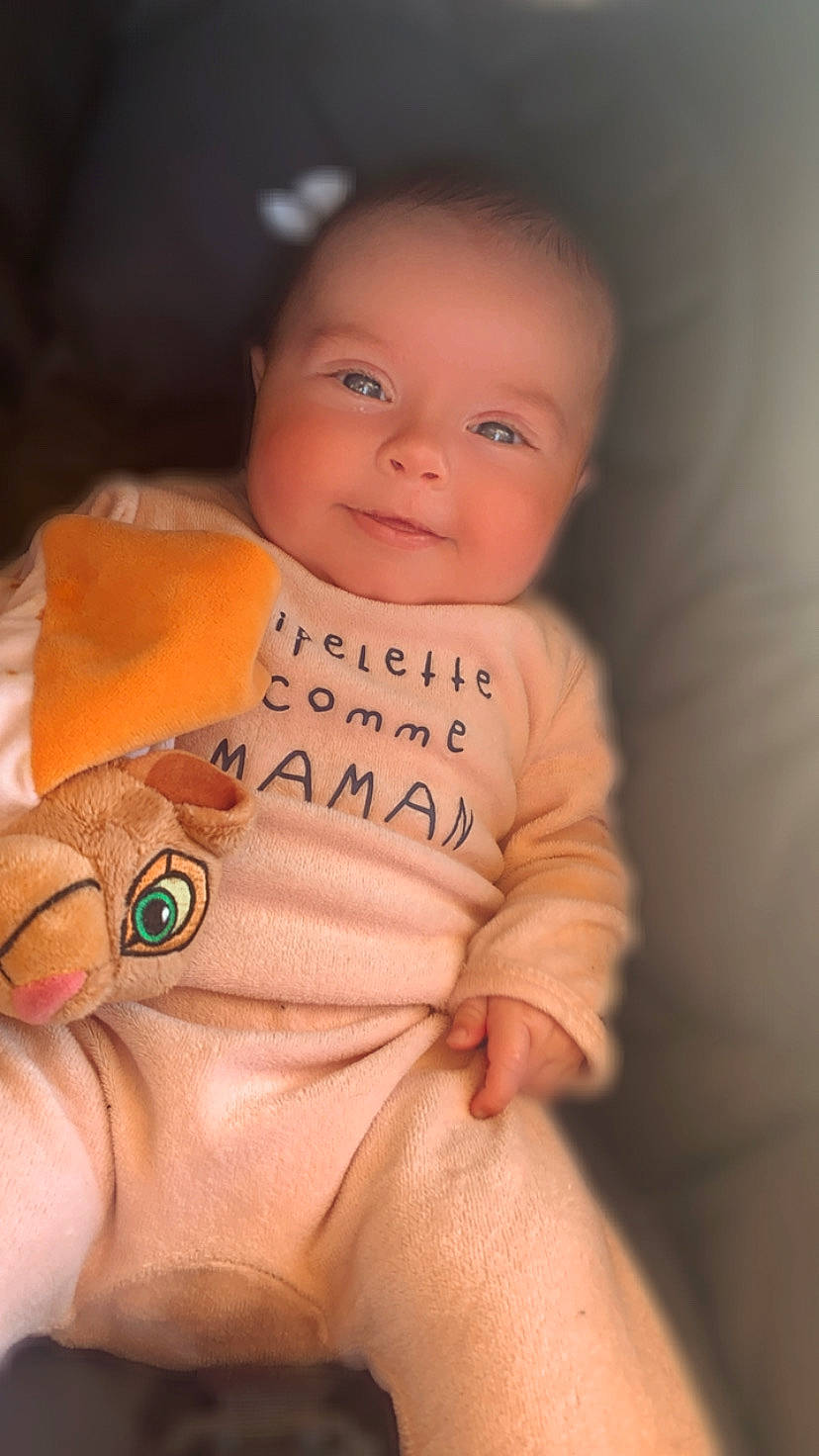 Romane participe au concours pour gagner de l'argent avec cette photo : arm, baby, cheek, chest, eyebrow, fawn, finger, flash_photography, happy, human_body, iris, lip, mouth, neck, nose, orange, person, skin, smile, stomach