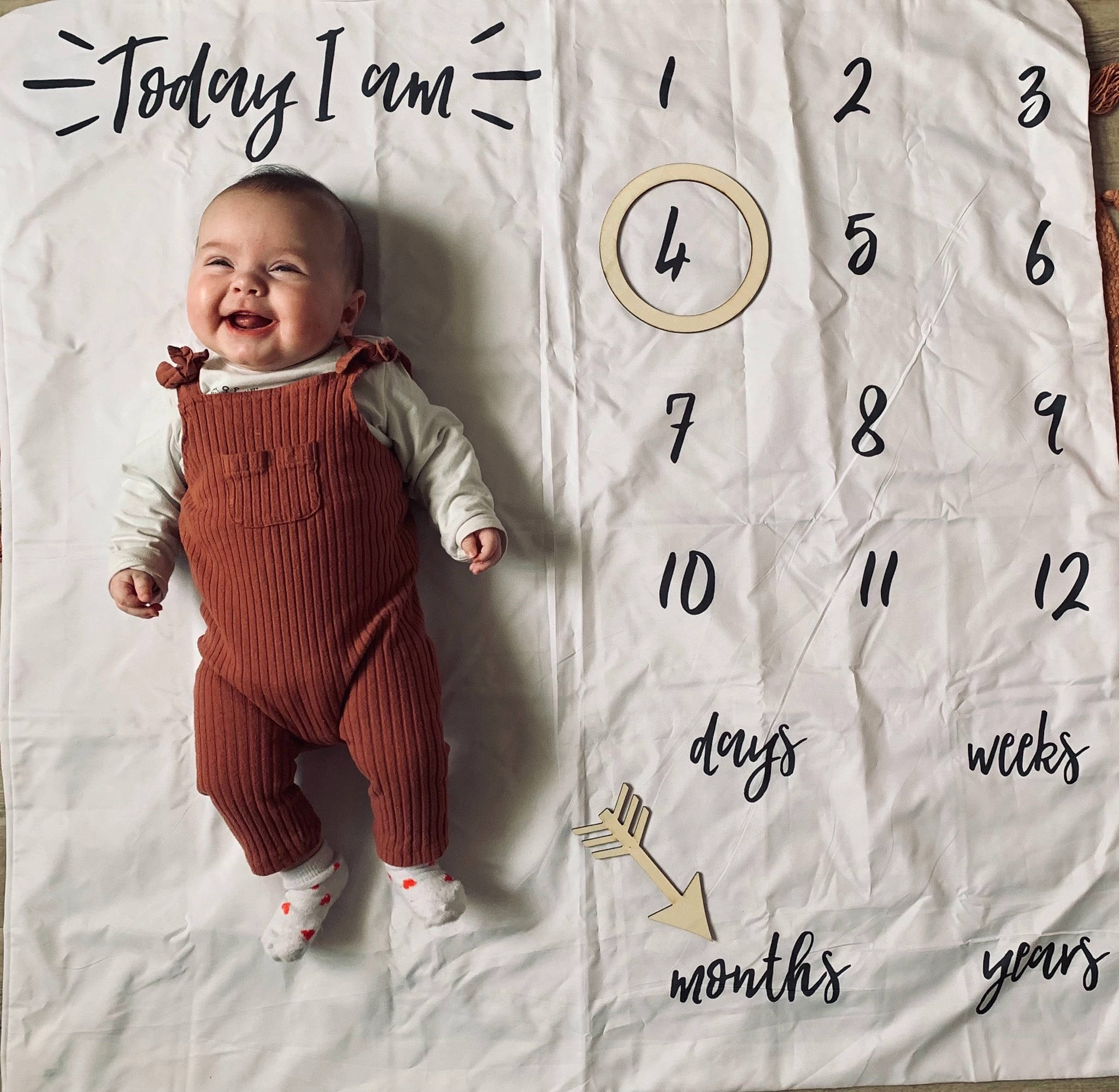 Romane a rejoint le concours — aidez-le/la à gagner de superbes lots ! baby, baby_toddler_clothing, bedding, child, comfort, font, gesture, happy, joy, linens, number, pattern, person, rectangle, room, sleeve, smile, t_shirt, textile, toddler