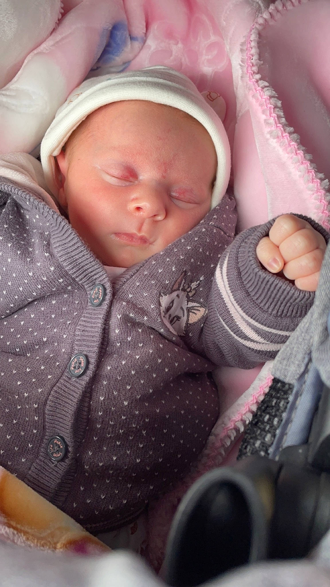 Lya participe au concours pour gagner de l'argent avec cette photo : baby, baby_products, baby_sleeping, baby_toddler_clothing, cap, cheek, child, comfort, hat, human_body, knit_cap, linens, lip, mouth, nose, person, skin, sleeve, thumb, toddler